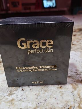 Grace Rejuvenating Treatment - Black and Gold
